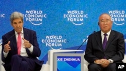 资料照：美国气候变化特使约翰·克里（John Kerry）2022年5月24日与中国气候变化特使谢振华在达沃斯世界经济论坛上。