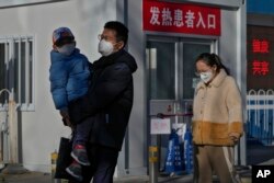 北京一家医院的发热门诊大门前。（2022年12月10日）