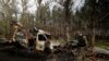 Un oficial del ejército ucraniano camina cerca de los restos de coches destrozados en Lyman, en la región de Donetsk, en octubre de 2022.