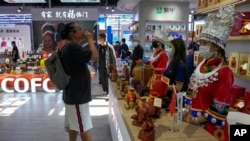 一名男子在北京舉行的中國國際服務貿易交易會上的一個中國食品展台前駐足觀看。（2022年9月7日）