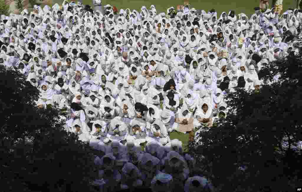 Pakistani students pray for the recovery of Malala Yousafzai, who was shot by the Taliban for speaking out in support of education for women, in Peshawar, Pakistan, October 12, 2012.