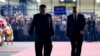 ARCHIVO - El líder de Corea del Norte, Kim Jong Un, izquierda, camina con el presidente ruso, Vladímir Putin, derecha, en la ceremonia de partida de Putin en un aeropuerto internacional en las afueras de Pyongyang, Corea del Norte, el 19 de junio de 2024.