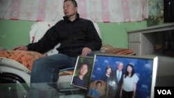 高智晟2015年在陝西的窯洞住宅內聽記者講話