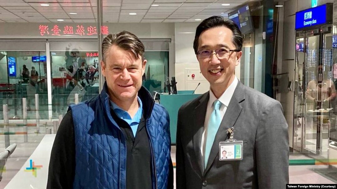 美國共和黨籍聯邦參議員陶德·楊（Todd Young）1月16日率團抵達台北受到台灣外交部北美司司長徐佑典的迎接。
