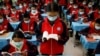 中国政府组织记者参观西藏拉萨一所中学。（2020年10月16日）