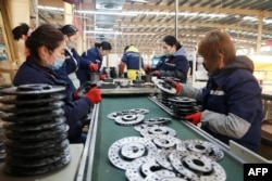 中國安徽淮北的一家工廠工人在鋁製品生產線上工作。（2023年1月31日）