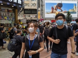 香港众志秘书长黄之锋与南区区议员袁嘉蔚一同参与5-24港岛区反恶法游行 (美国之音/汤惠芸)