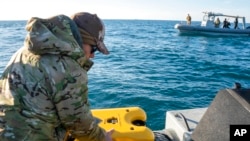 2023年2月7日，美國海軍官兵準備使用水下航行器，在南卡羅來納州默特爾比奇海岸附近尋找中國高空氣球的碎片。 （美聯社照片）