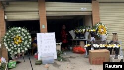 Una tienda en la provincia china de Sicuan vende artículos funerarios durante el más reciente brote de COVID-19 en diciembre de 2022.