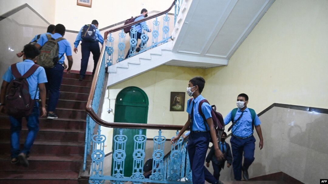 Niños caminan a sus respectivas aulas después de que las escuelas reanudaron las clases físicas que se cerraron antes para frenar la propagación del coronavirus en Calcuta, la India, el 3 de febrero de 2022.