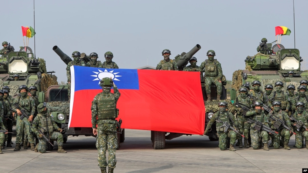 台灣士兵在高雄舉行對抗中國軍隊入侵的軍演前拍集體合照。 （2023年1月11日）