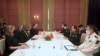 资料图：美国防长奥斯汀与时任中国防长魏凤和在柬埔寨暹粒举行会谈。（2022年11月22日）
