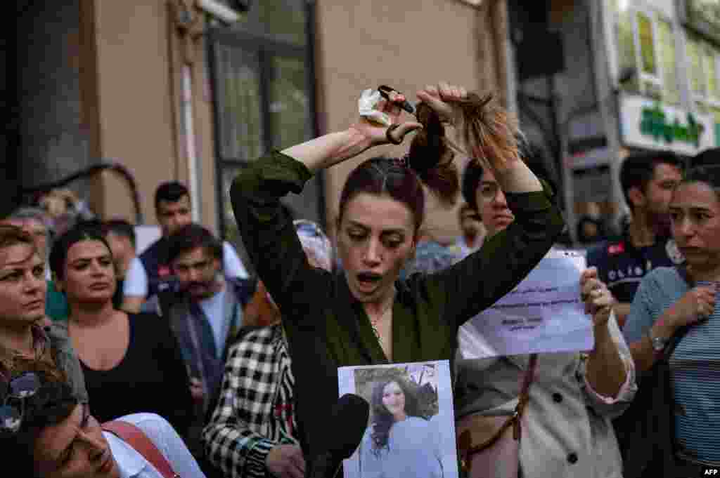 شماری از زنان در کشورهای مختلف در حمایت از جنبش زنان در ایران موهای خود را قیچی کردند&nbsp; &nbsp;