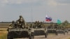 ARCHIVO - Un convoy blindado de tropas rusas conduce en la parte rusa de la región de Zaporizhzhia, Ucrania, el 23 de julio de 2022.