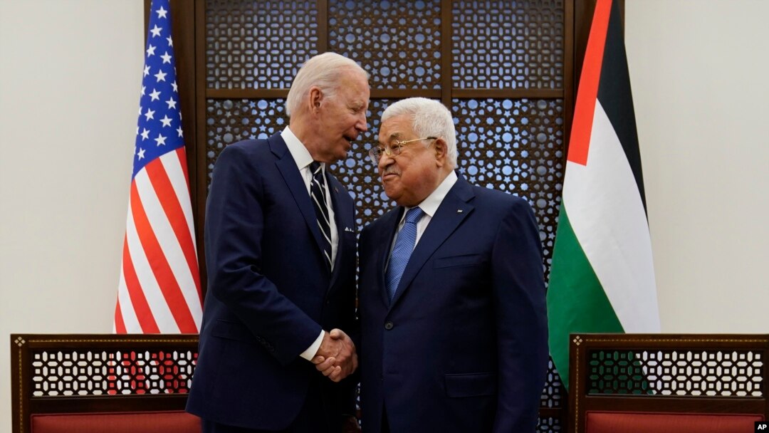 Prezidan Palestinyen an Mahmour Abbas ak Prezidan Etazini Joe Biden nan vil Bethlehem, Vandredi 15 Jiye 2022.