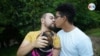 Víctor Manuel Pérez y su esposo Francisco Agüero en un pequeño parque por su casa en San José, Costa Rica. Foto Houston Castillo, VOA.