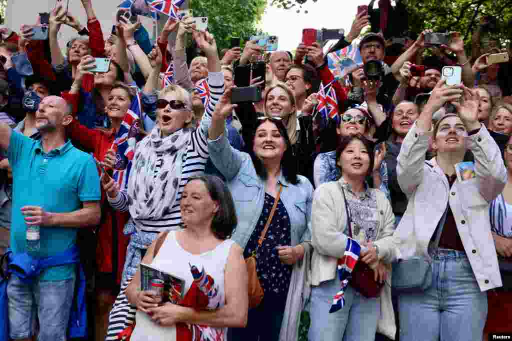 Royal fans cheer near Buckingham Palace during the Queen's Platinum Jubilee celebrations in London, June 2, 2022.