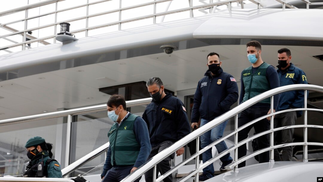  Guards accompany U.S. FBI agents and a U.S.Homeland Security agent from the yacht called Tango in Palma de Mallorca, Spain, Monday April 4, 2022.