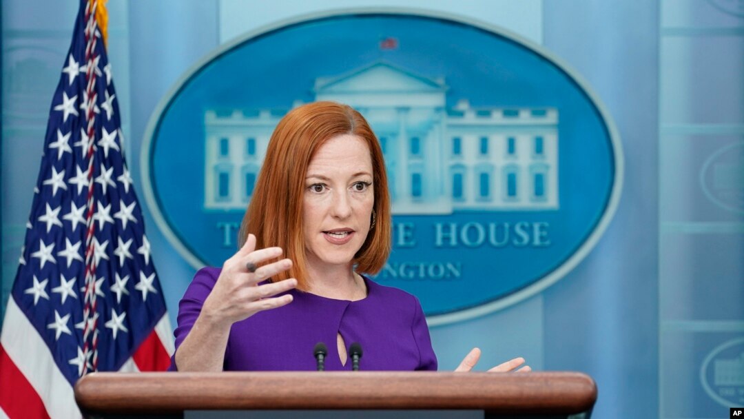 La secretaria de prensa de la Casa Blanca, Jen Psaki, en un intercambio con reporteros en Washington DC, el 5 de abril de 2022.