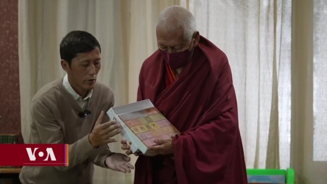 བཞུགས་སྒར་དུ་བྱིས་པའི་སྒྲུང་དེབ་དང་རྩེད་ཆས་ཁག་ཅིག་དབུ་འབྱེད། 