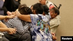 發生致命殺人案的加拿大原住民社區的居民相互安慰遇難者家屬。（路透社2022年9月7日）