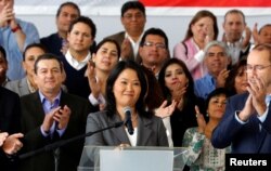 Keiko Fujimori(centro) , hija del expresidente Alberto Fujimori durante su candidatura presidencial en abril de 2016.
