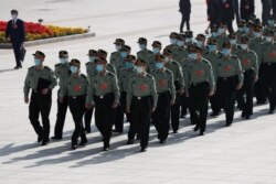 中国军队代表抵达北京人大会堂参加全国人大年度会议开幕式。（2020年5月22日）