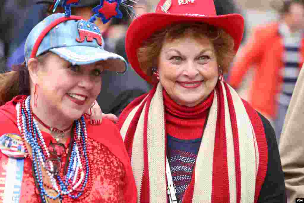 Trump supporters Deana Hurd (left) and Sharon Hurd traveled to Washington from Tennessee to attend the inauguration, Jan. 20, 2017. (Photo: Yahya Ahmed - VOA Kurdish service)