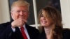 En esta imagen, del 29 de marzo de 2018, el presidente Donald Trump bromea señalando a su entonces directora de comunicaciones, Hope Hicks, cuyo positivo por covid el pasado jueves hizo saltar las alarmas en la Casa Blanca.