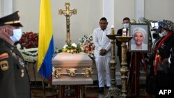 Familiares de la exsenadora colombiana y precandidata al Senado por el partido político Pacto Histórico, Piedad Córdoba, asisten a su fuenral en el Capitolio Nacional en Bogotá, el 22 de enero de 2024.