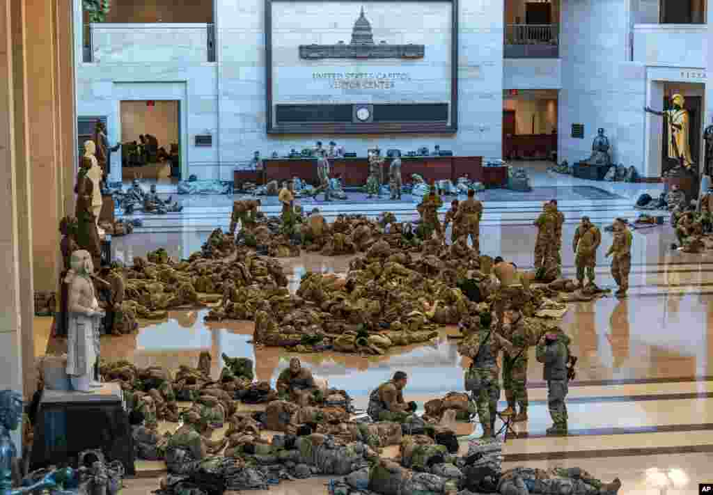Mamia ya Walinzi wa Kitaifa wakiwa ndani ya Kituo cha Wageni cha Bunge la Marekani kuimarisha usalama Bungeni mjini Washington, Jumatano Jan 13, 2021.&nbsp;(AP Photo/J. Scott Applewhite)