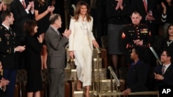 La primera dama, Melania Trump, combinó el traje de pantalón capri con una blusa Dolce & Gabbana y con unos zapatos de Christian Louboutin.