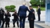 特朗普总统跨过板门店军事分界线进入朝鲜一方和金正恩握手（2019年6月30日）