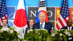 美国总统拜登与国家安全顾问沙利文、国务卿布林肯和国防部长奥斯汀在北约马德里峰会的间歇一道参加与韩国总统尹锡悦和日本首相岸田文雄的三边会晤。(2022年6月29日)