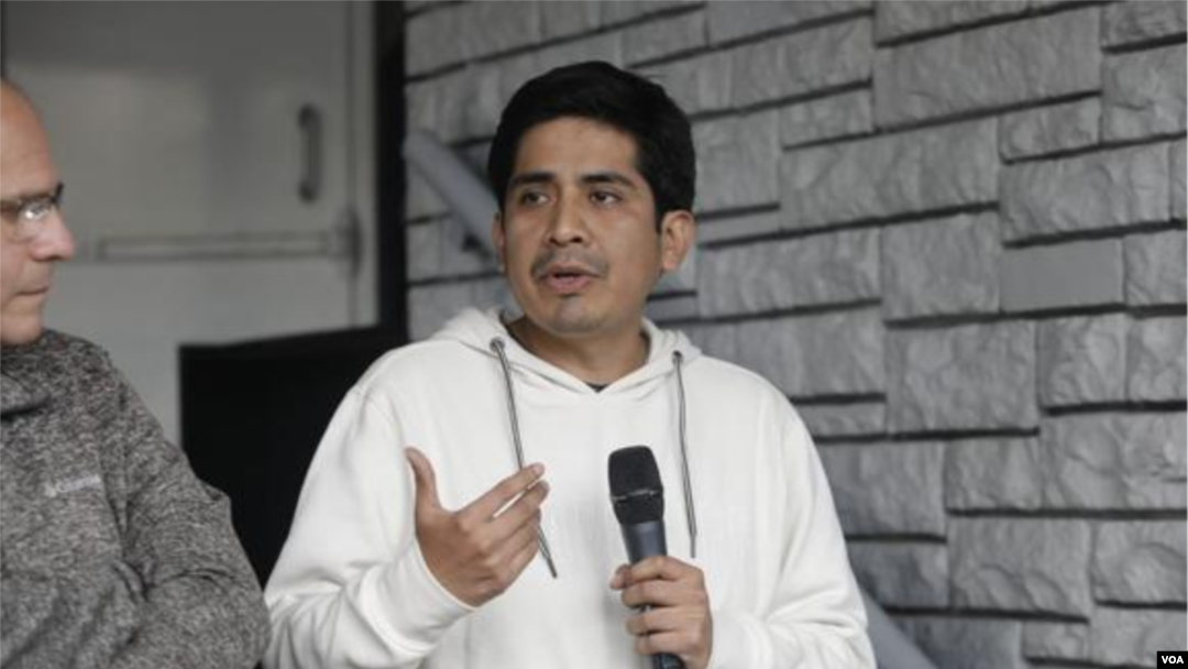 Uno de los reporteros que fuera secuestrado por un grupo de ronderos, Eduardo Quispe, ofreció una conferencia de prensa después de su liberación en Lima, Perú. 