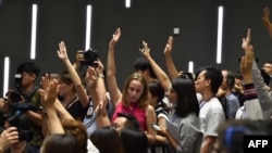 記者在香港特首林鄭月娥的一場記者會上舉手提問。(2019年6月15日)