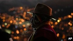 Un líder espiritual boliviano celebra el Fin de Año en El Alto, Bolivia, el 21 de junio de 2022.