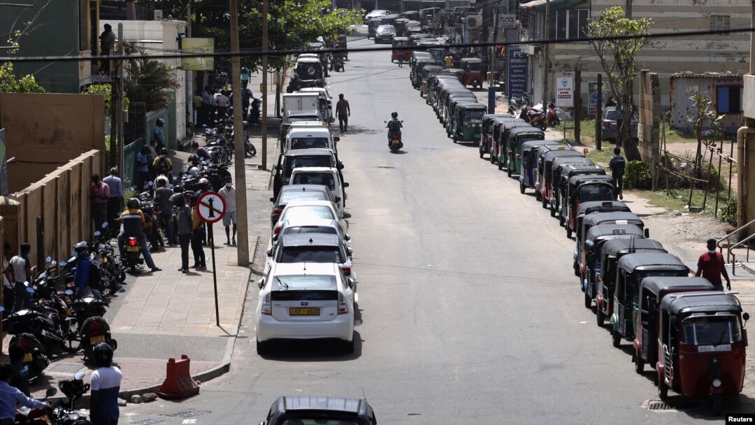 Motorbikes, cars and three-wheelers wait in a queue to buy petrol due to fuel shortage, during the country's economic crisis, in Colombo, Sri Lanka, June 29, 2022. 
