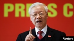 Đến thời điểm ông Nguyễn Phú Trọng làm tổng bí thư, chính ông đã ngang nhiên cho sửa đổi điều lệ, phá vỡ sự hạn chế nhiệm kỳ.