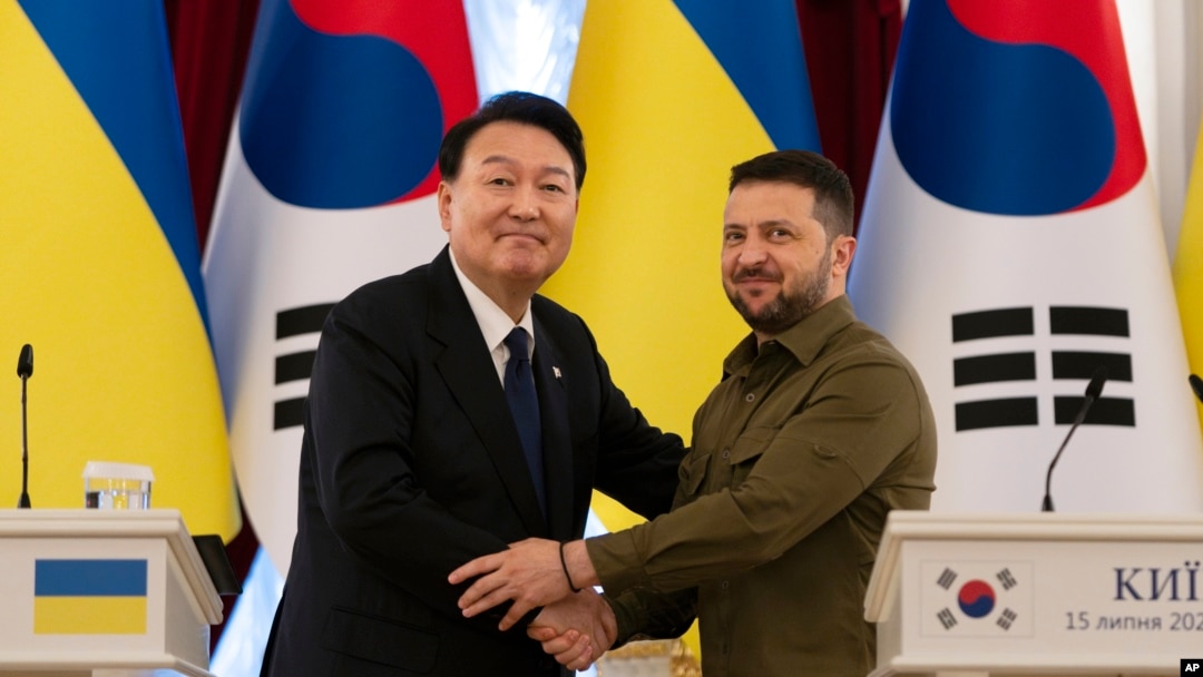 南韓總統尹錫悅在基輔與烏克蘭總統澤連斯基握手。（2023年7月15日）