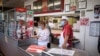 Trabajadores de un restaurante de El Paso, Texas, cumplen las restricciones por el coronavirus el 15 de noviembre de 2020.