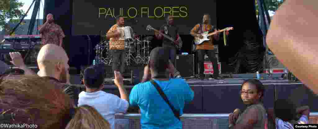 Em palco, Paulo Flores e a sua banda dando Angola ao público de Nova Iorque, que veio ao Summerstage no Central Park