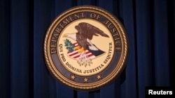 资料照片：美国司法部标识U.S. Seeks to Dismiss Charges in Visa Fraud Cases of Chinese Researchers