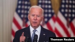 El presidente Joe Biden se reúne el miércoles 18 de agosto de 2021 con miembros del Equipo de Respuesta COVID-19 de su administración.