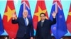 Thủ tướng Việt Nam Phạm Minh Chính (phải) tiếp đón Thủ tướng New Zealand Christopher Luxon tại Hà Nội hôm 26/2. Hai lãnh đạo tuyên bố nâng cấp quan hệ hai nước lên đối tác chiến lược toàn diện.