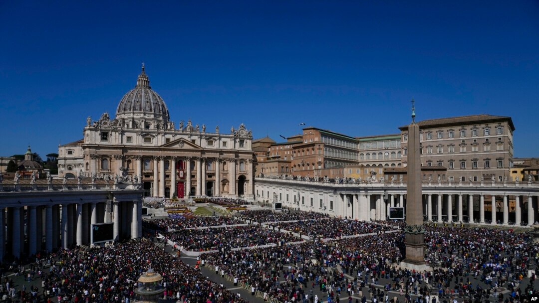 Mabiya addinin Kirista a fadan Vatican yayin da Paparoma Francis ke jawabinsa na Easter na bana
