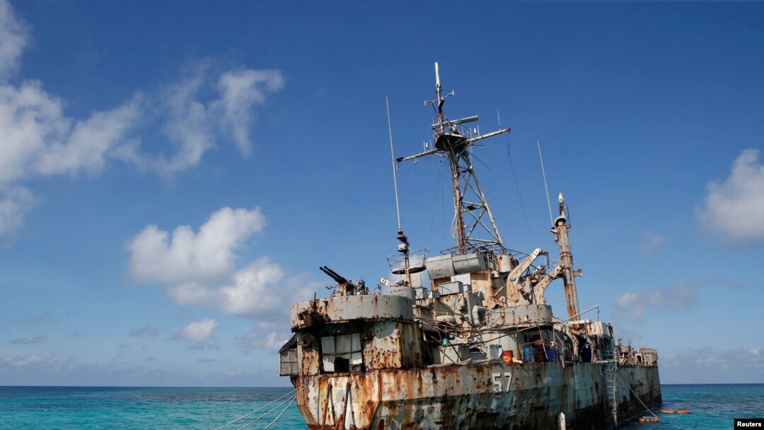 菲律賓一艘退役軍艦在中國稱“仁愛礁”的海域擱淺以堅守主權主張（路透社2014年3月30日）