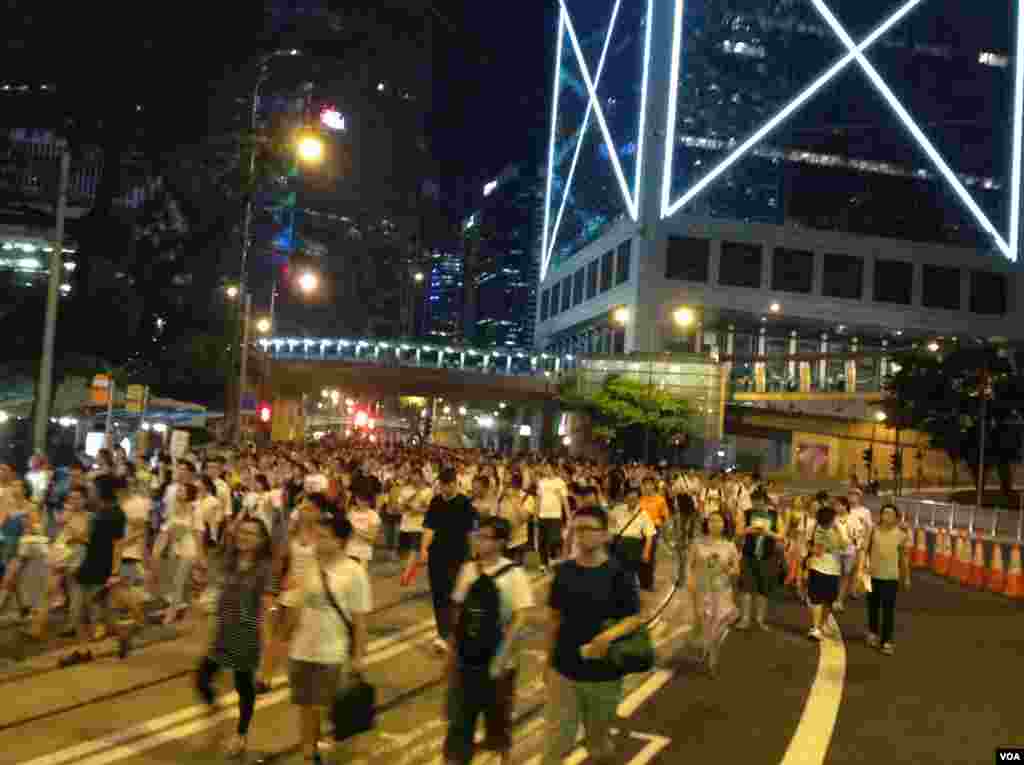 七一大遊行到晚十點仍有大批市民走向中環集會地點(美國之音海彥拍攝)