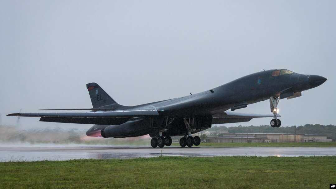 ARHIVA - Američki bombarder B1-B poleće iz baze Andeson, Guam, 9. septembra 2017, kako bi leteo sa avionima japanskim odbrambenih snaga.