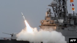 一艘台灣海軍驅逐艦在台灣東部沿海演習時發射SM-2防空導彈。 （資料照片，2013年9月26日）